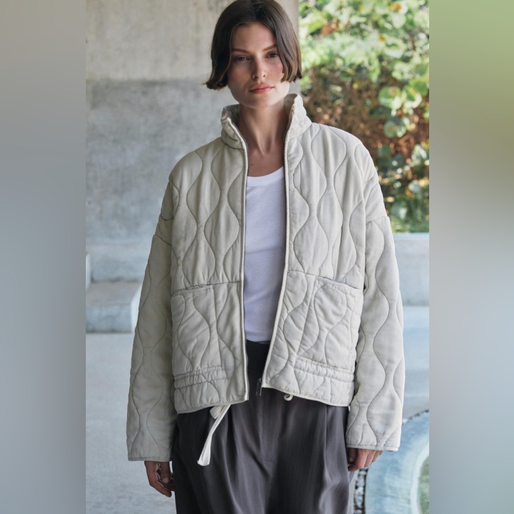 Zara Puffer jacket in cream off white color quilted zipper comfy lounge